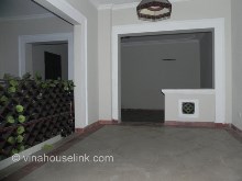 3 floor house in Hai Ba Trung District for rent with no furniture