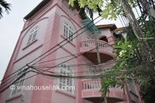 A pink house for rent in Dang Thai Mai Street, nice outside view