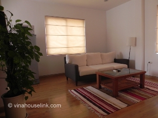 A beautiful and light serviced apartment for rent in Linh Lang street