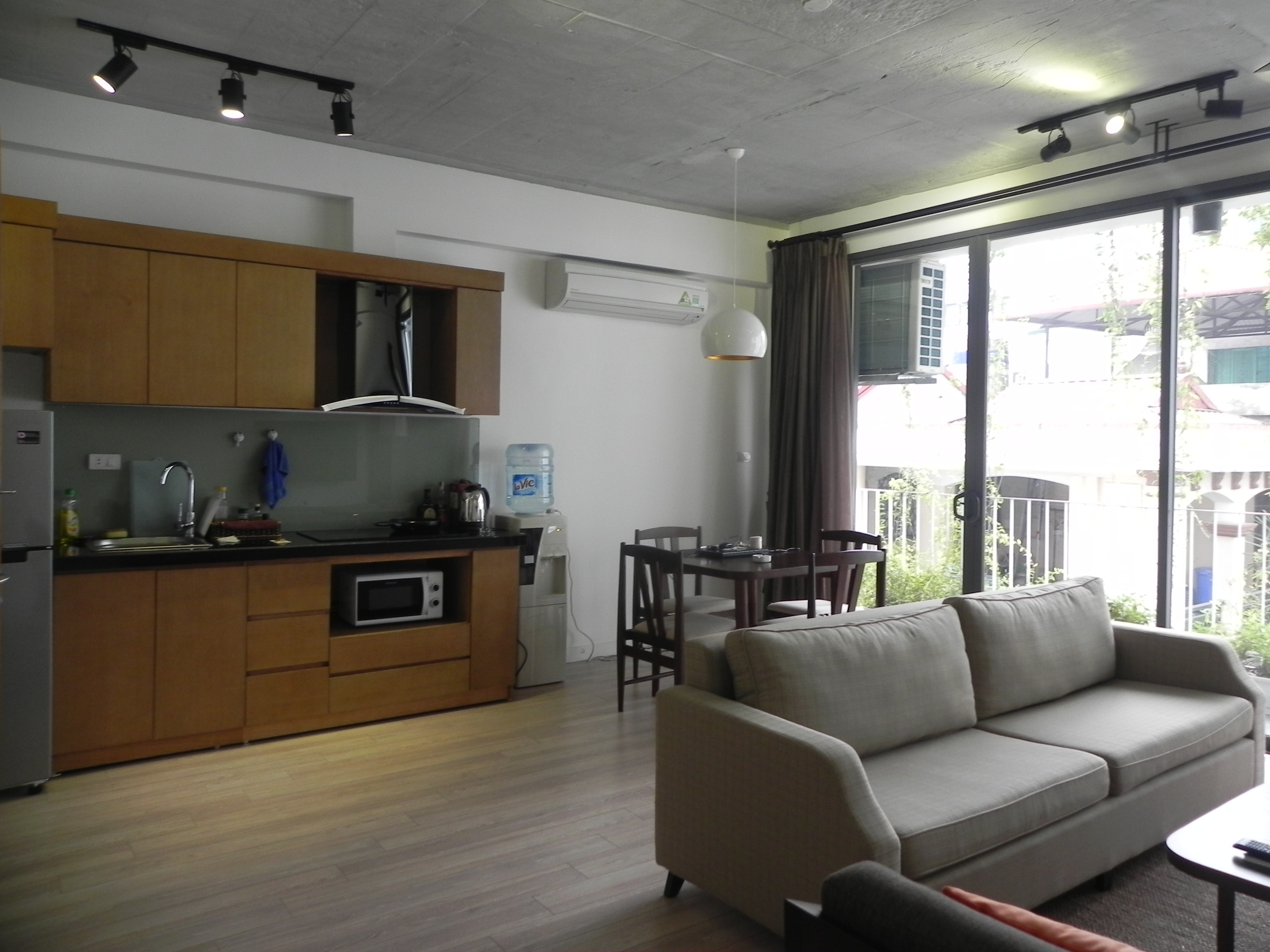 Nice balcony 6th floor apartment on Kim Ma street nearby quiet neighborhood