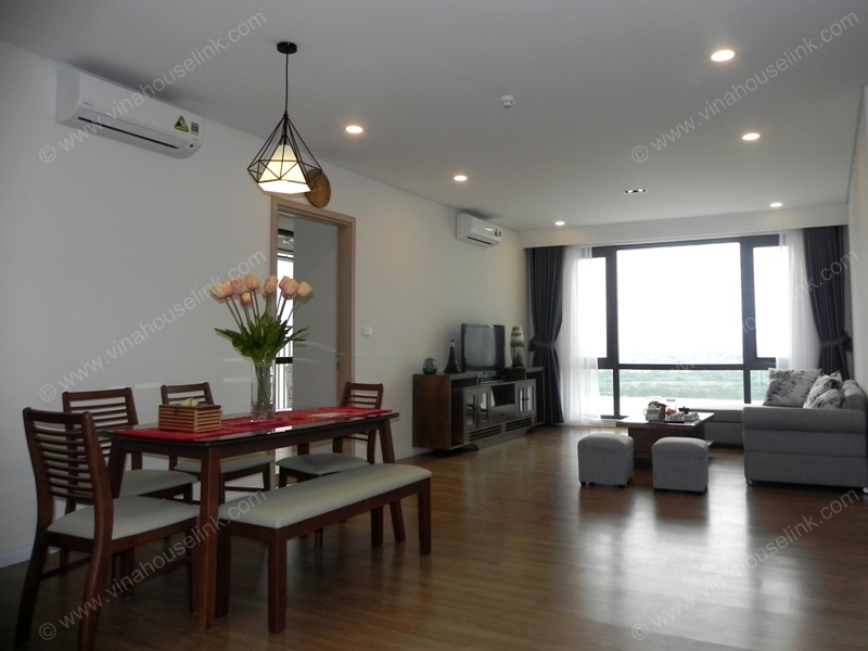 Beautiful and spacious apartment with Red river ,Chuong Duong bridge and Long Bien bridge views