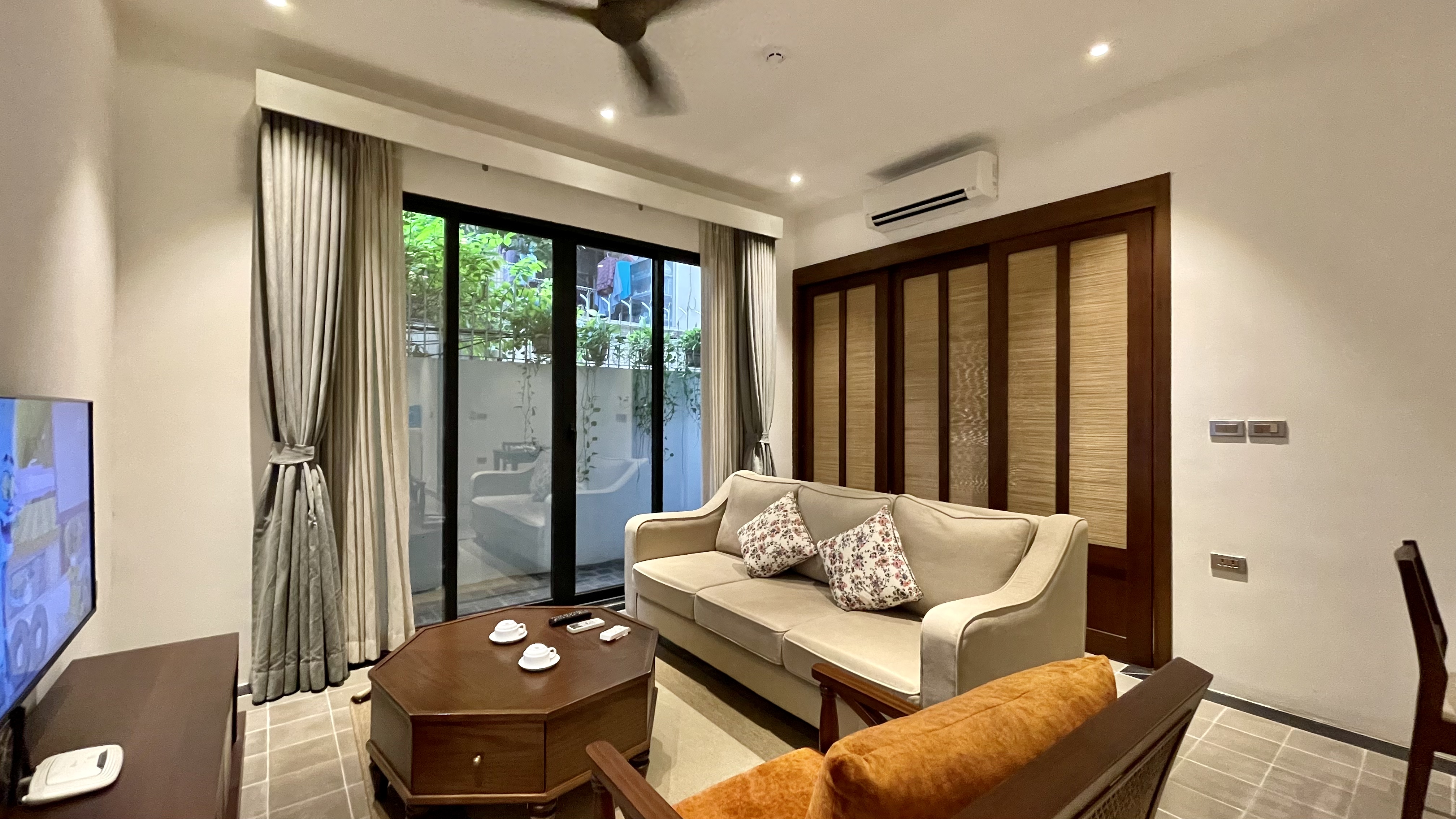 Service apartment 1 bedroom 1 bathroom at Xom Chua, Tay Ho, Ha Noi